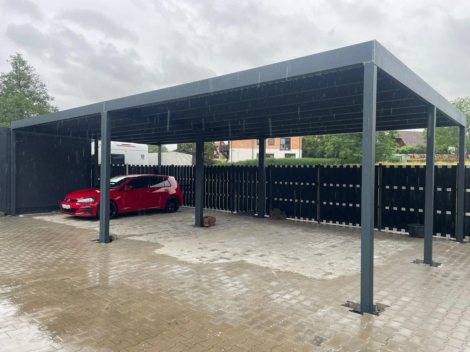 Großer anthrazitfarbener Aluminium-Carport mit Fahrzeug