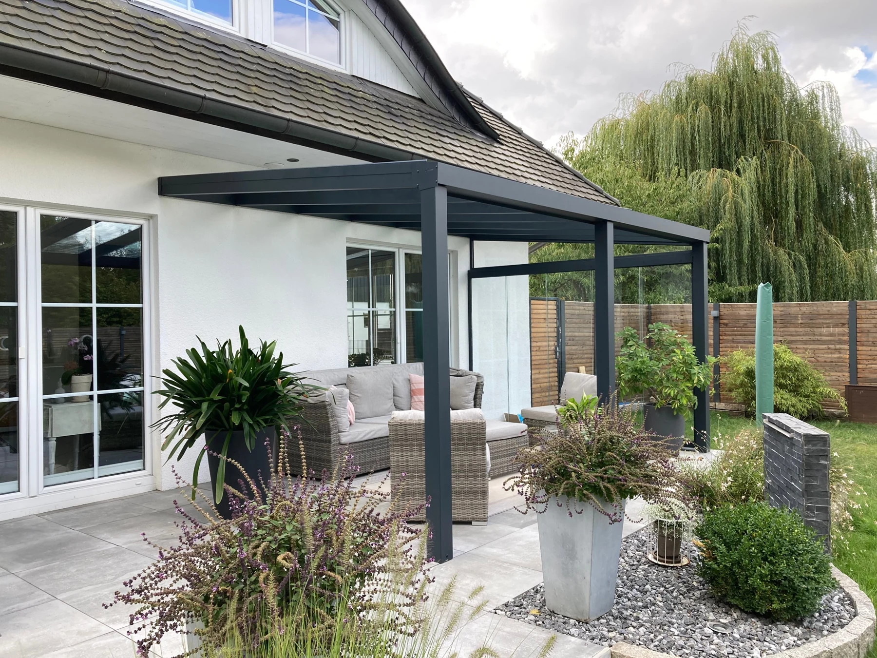 Aluminium-Terrassendach mit transparenter Eindeckung am Haus